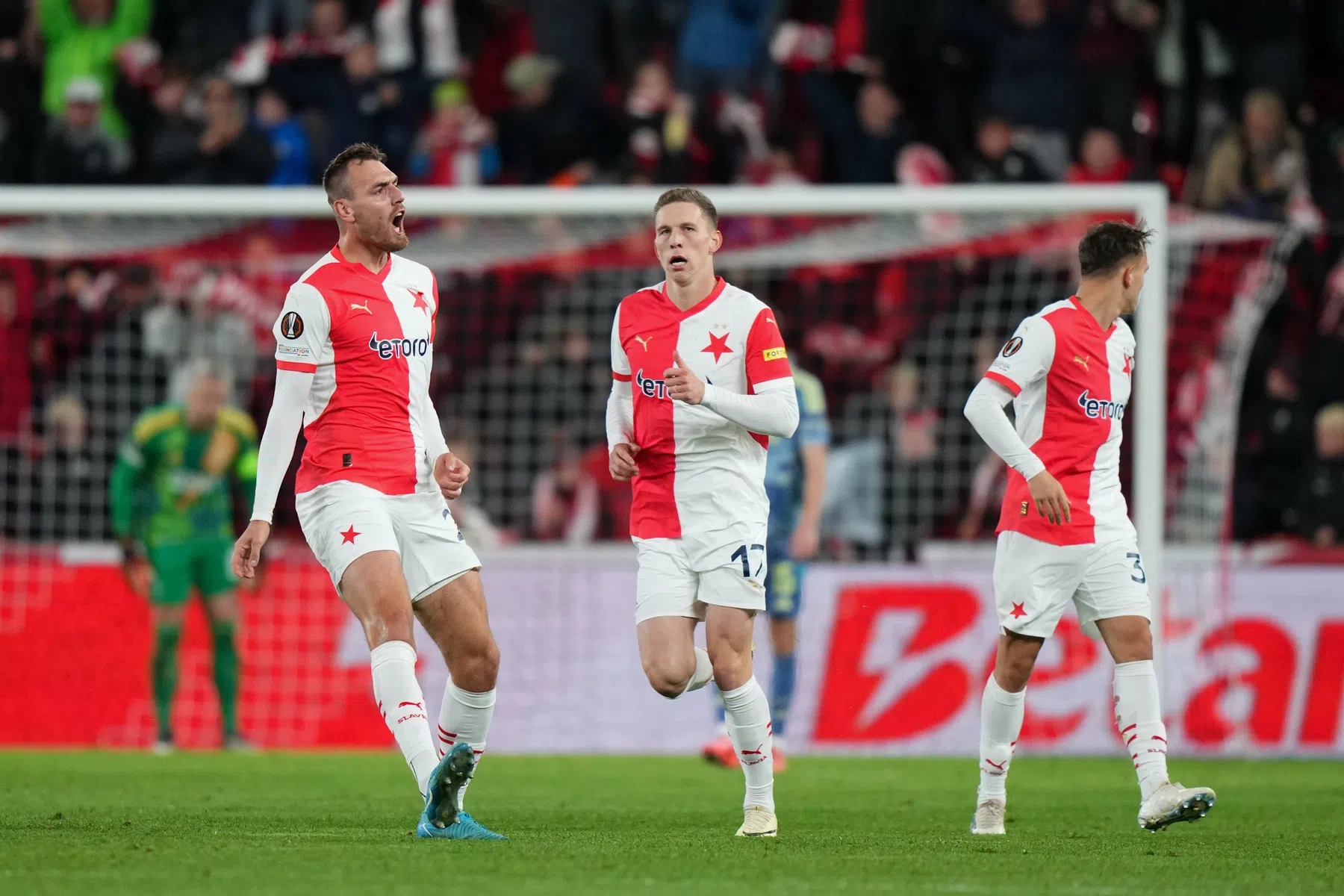 Slavia-held geïrriteerd: 'Ajax kwam hier om op de grond te liggen'