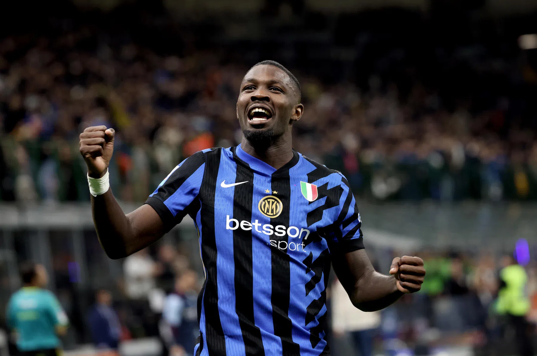Thuram schittert tegen tiental Torino en krijgt staande ovatie van Inter-publiek