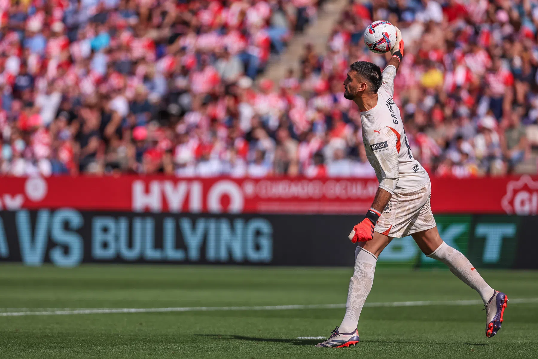 Gazzaniga stopt drie penalty's en groeit uit tot held van Girona