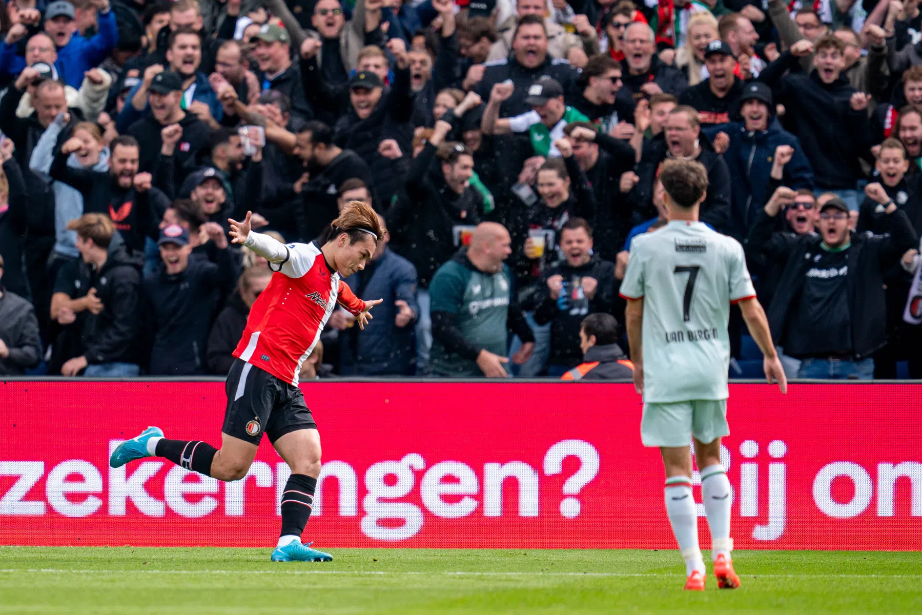 Effectief Feyenoord overleeft door Ueda en Hwang vroege storm uit Enschede