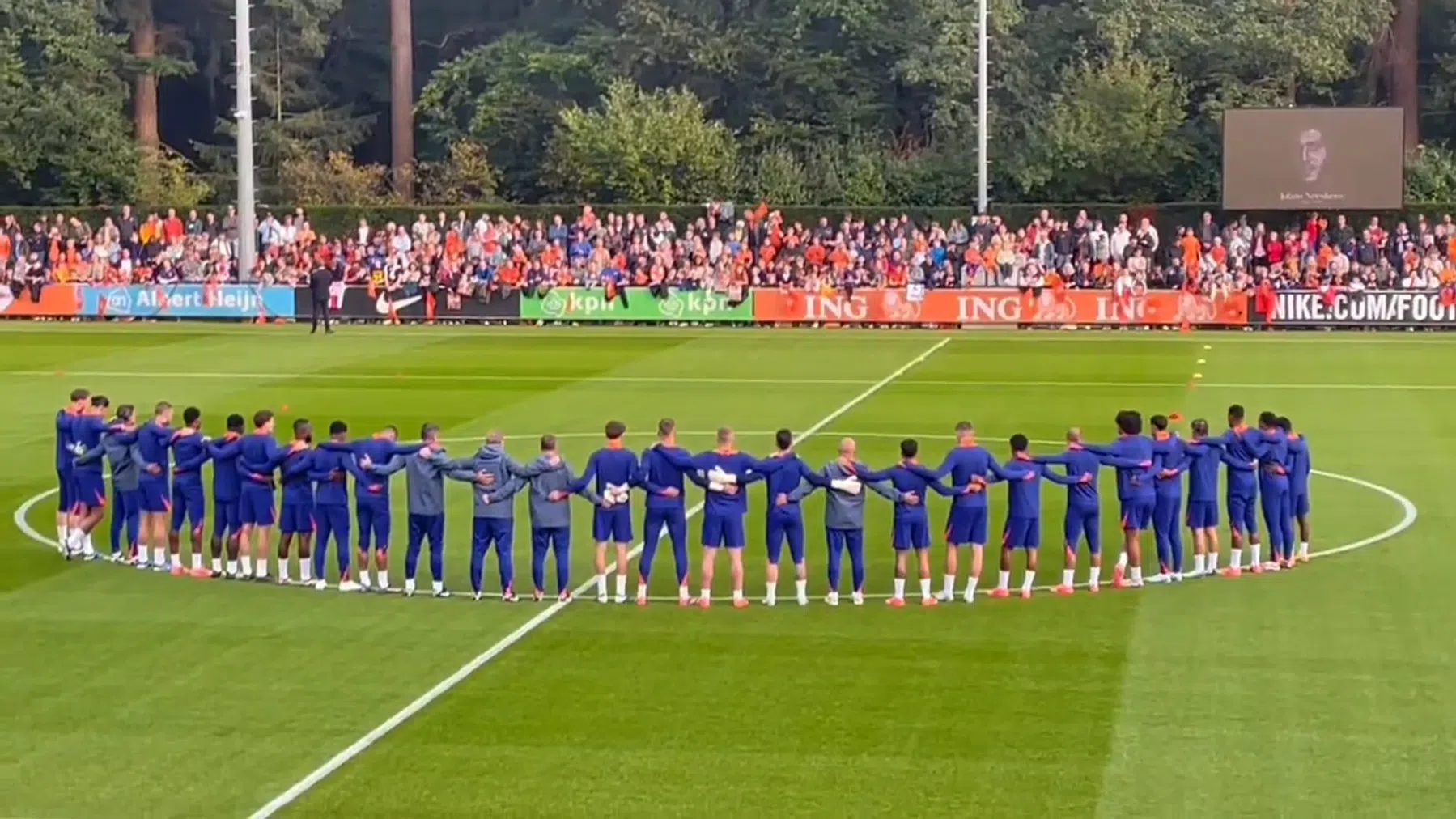 Nederlands elftal begint training met minuut stilte voor Neeskens