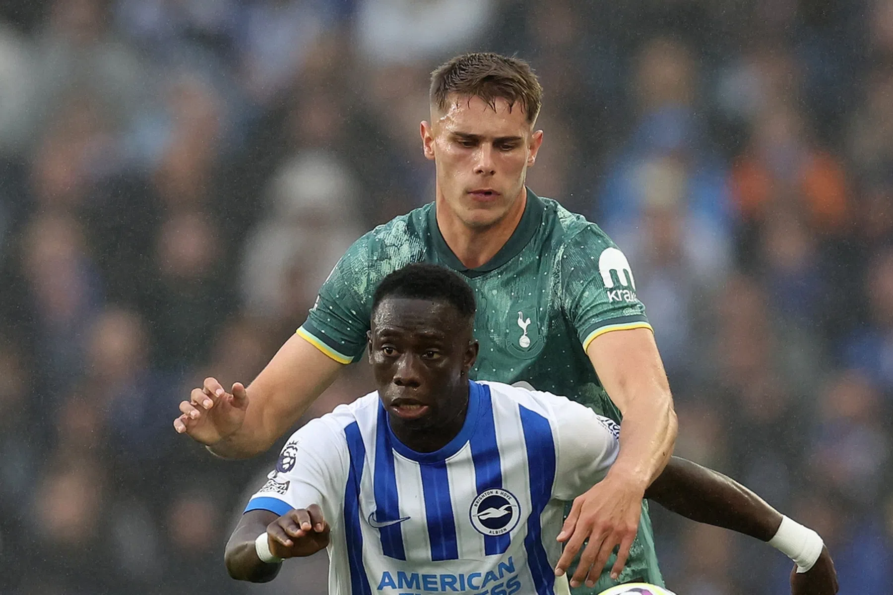 Van de Ven onder vuur bij Britse media na 'slechtste duel' volgens Postecoglou