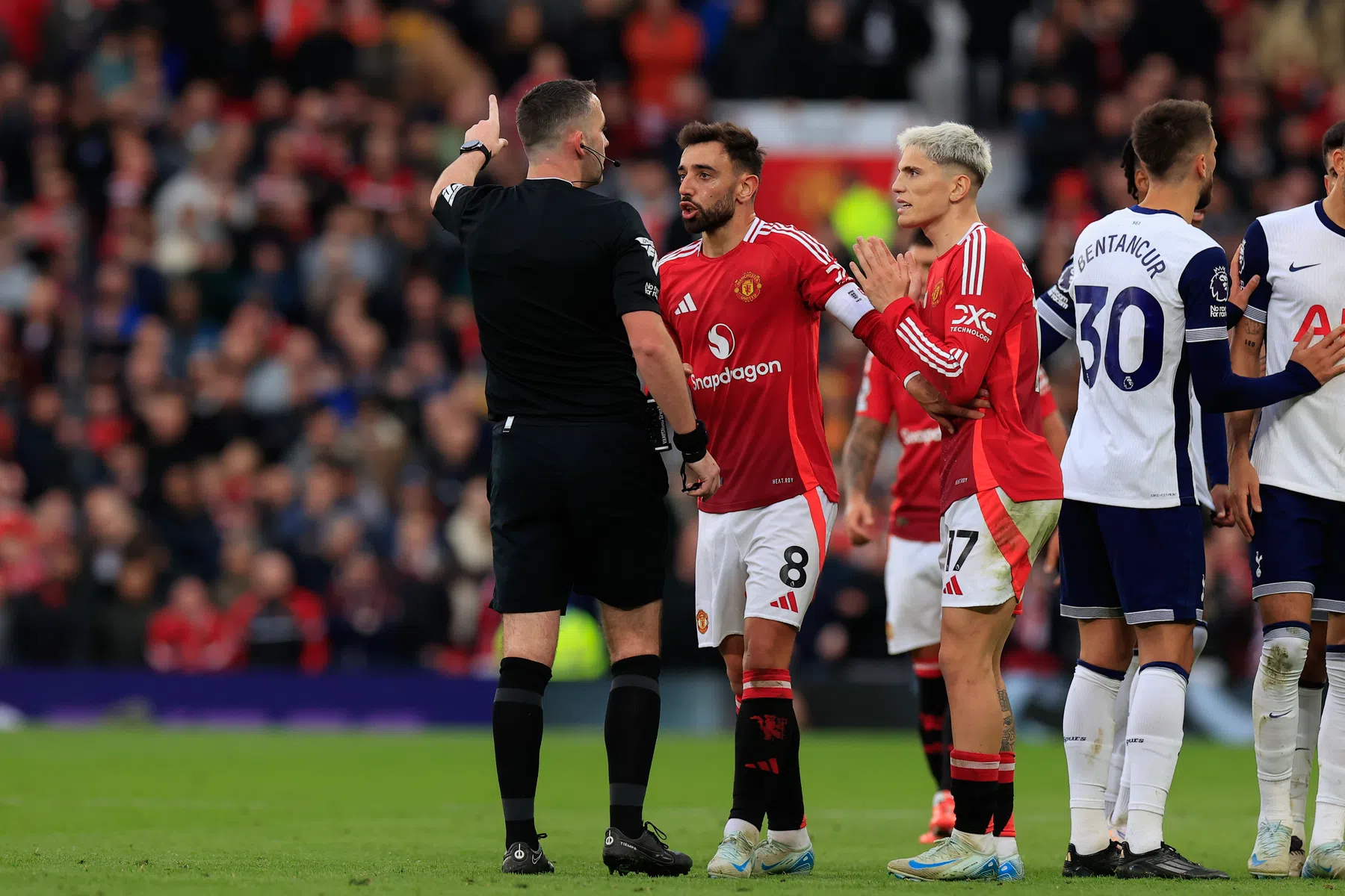 Webb wijst naar de noppen van Fernandes: 'Rode kaart terecht geseponeerd'
