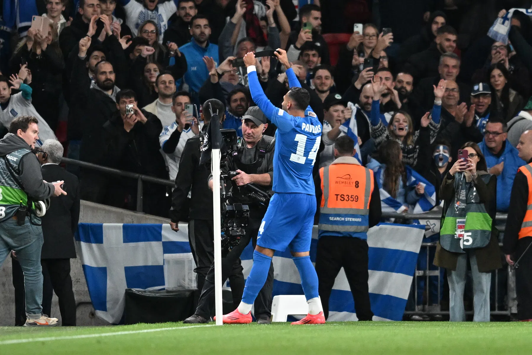 Pavlidis helpt Griekenland op emotionele avond aan stunt op Wembley
