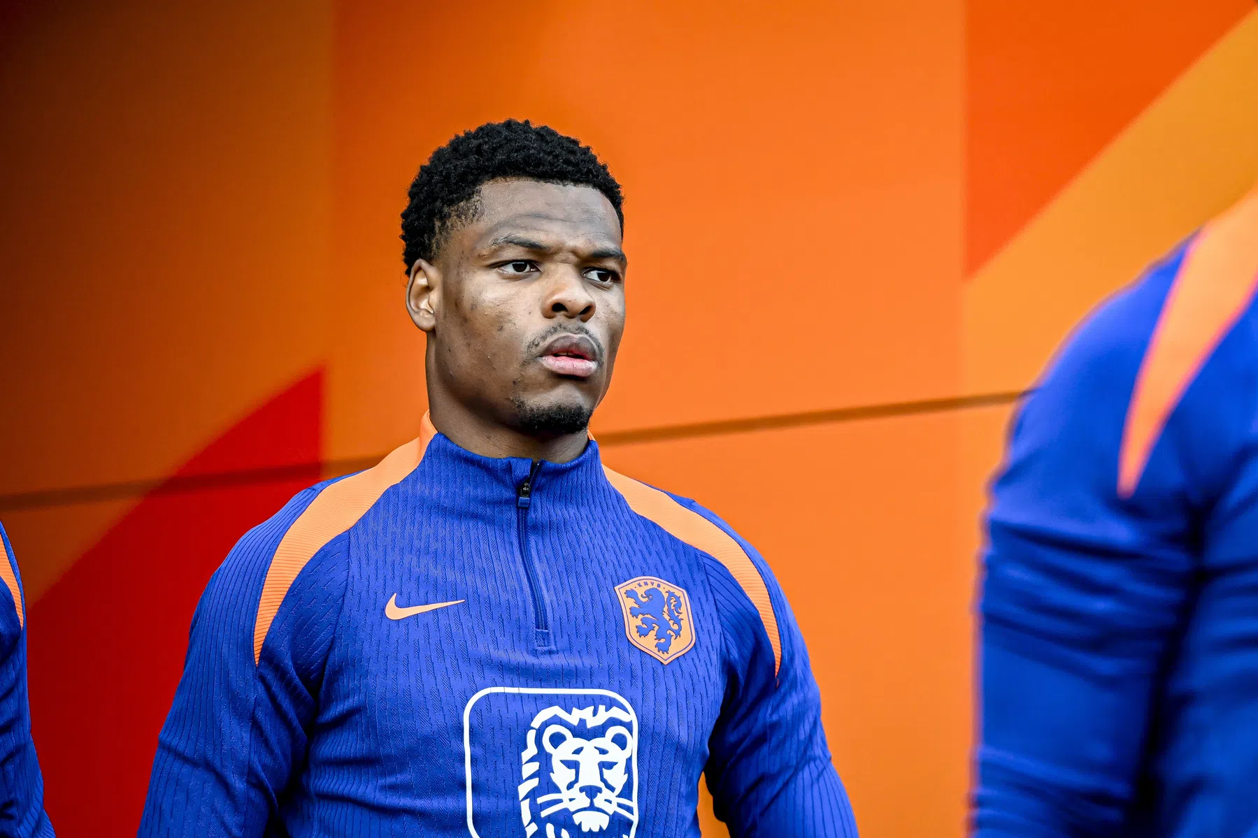 Dumfries komt met contractnieuws tijdens persconferentie Oranje
