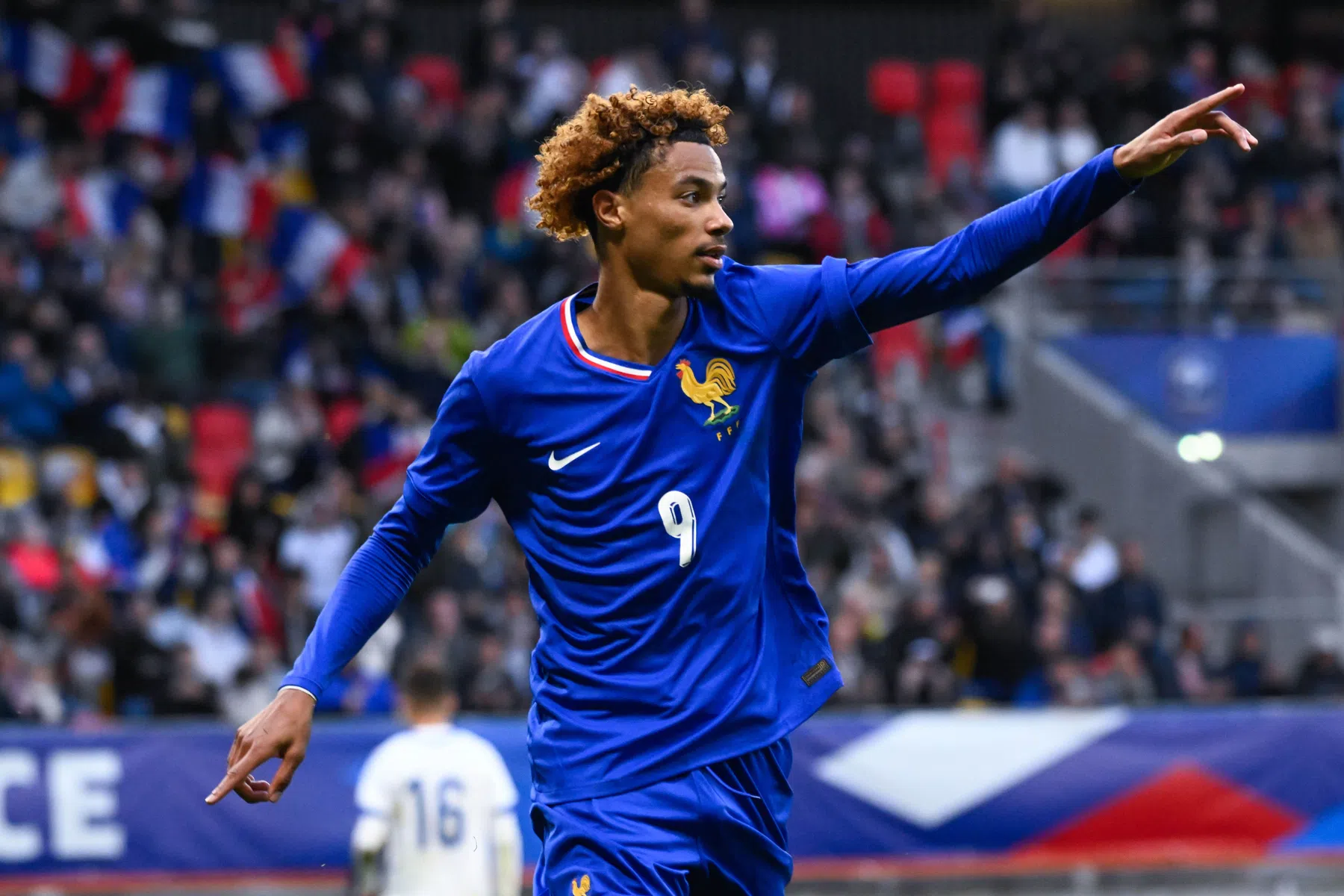 Ekitiké steelt de show bij Jong Frankrijk met waanzinnige hakbal