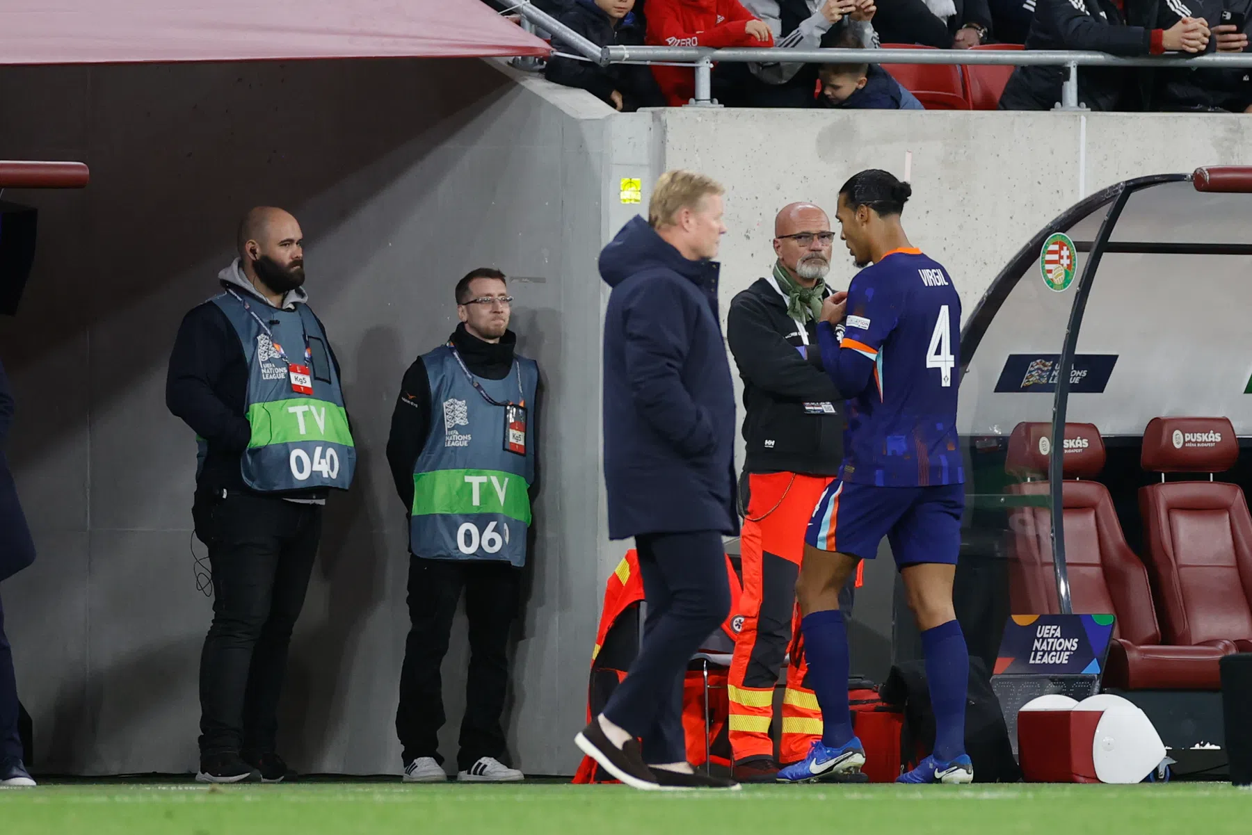 Twee keer geel in drie minuten: Van Dijk geschorst tegen Duitsland