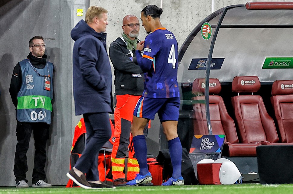 Koeman in de bres voor 'rode' Van Dijk: 'Ik begrijp het ook niet'