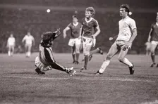 Thumbnail for article: De dribbel en de stift: toen Rob de Wit de onklopbare Hongaren klopte