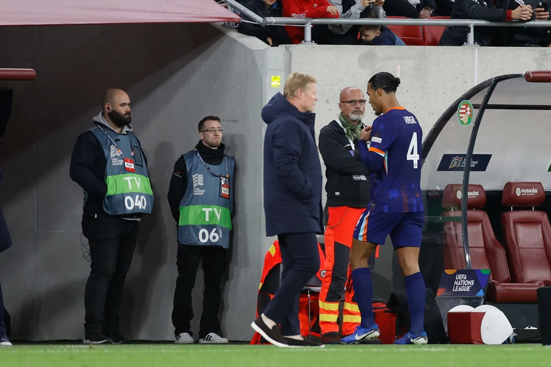 Van Dijk blijft bij Oranje en verklapt wat hij tegen scheidsrechter zei
