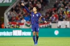 Thumbnail for article: Voor Van Dijk kleeft er één voordeel aan zijn historische rode kaart