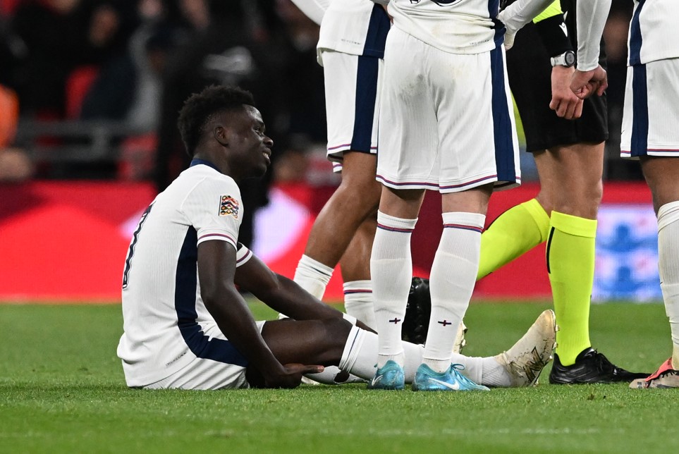 Grote zorgen Arsenal: Saka loopt blessure op bij nationale ploeg