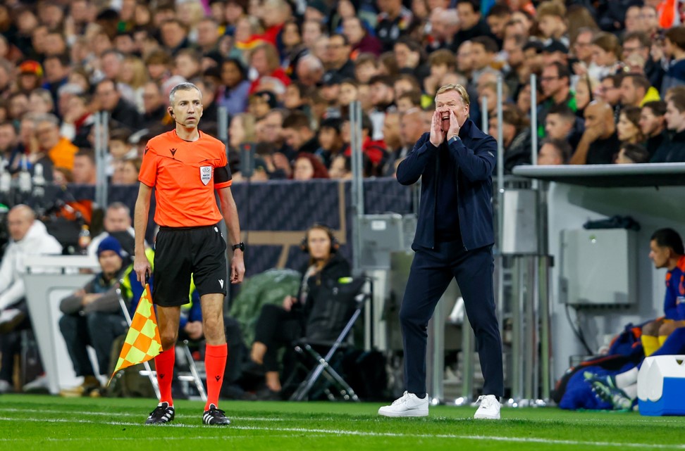 Van Hooijdonk: 'Je ziet Koeman coachen, maar het komt niet over'