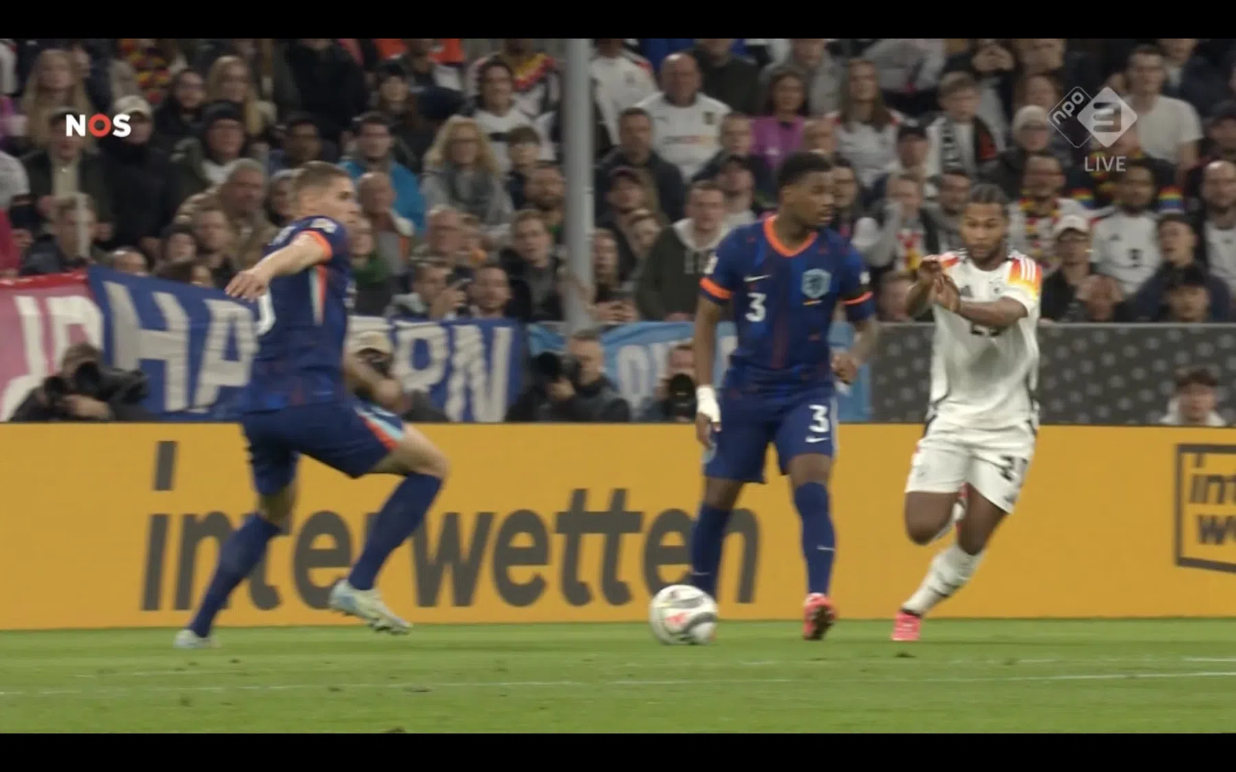 Oranje wordt gered door de VAR na foutje van basisdebutant Hato