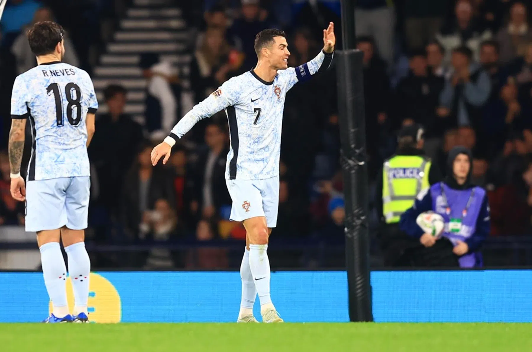 Woedende Ronaldo laat zich helemaal gaan na frustrerende avond in Glasgow