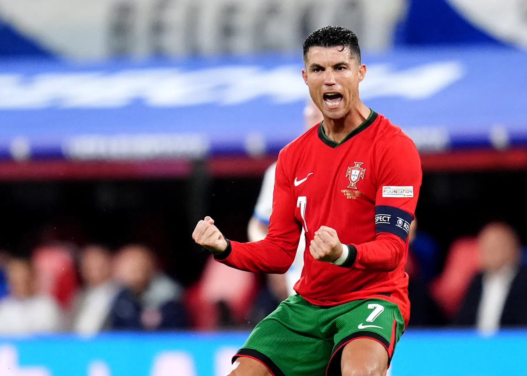 Ronaldo scherpt record als meest verdienende voetballer aan