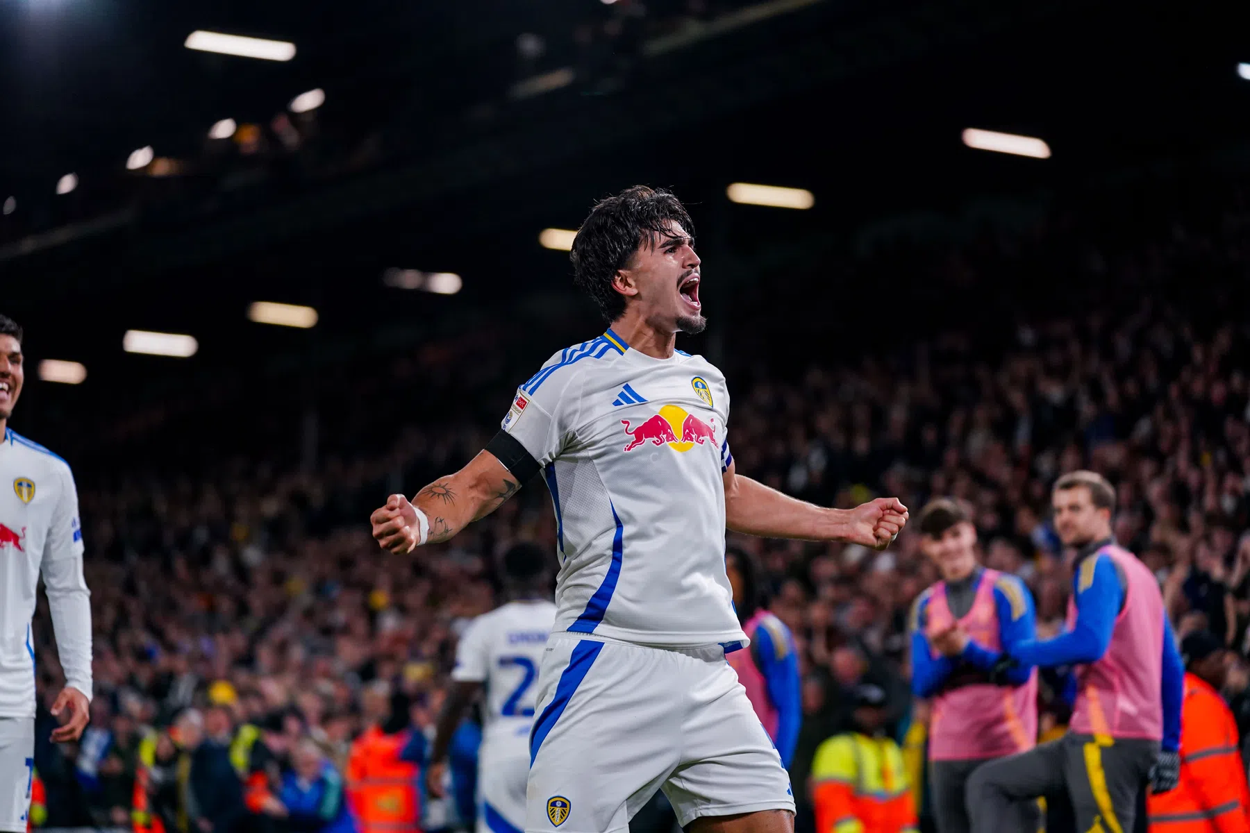 Struijk helpt Leeds aan belangrijke zege in Championship-topper