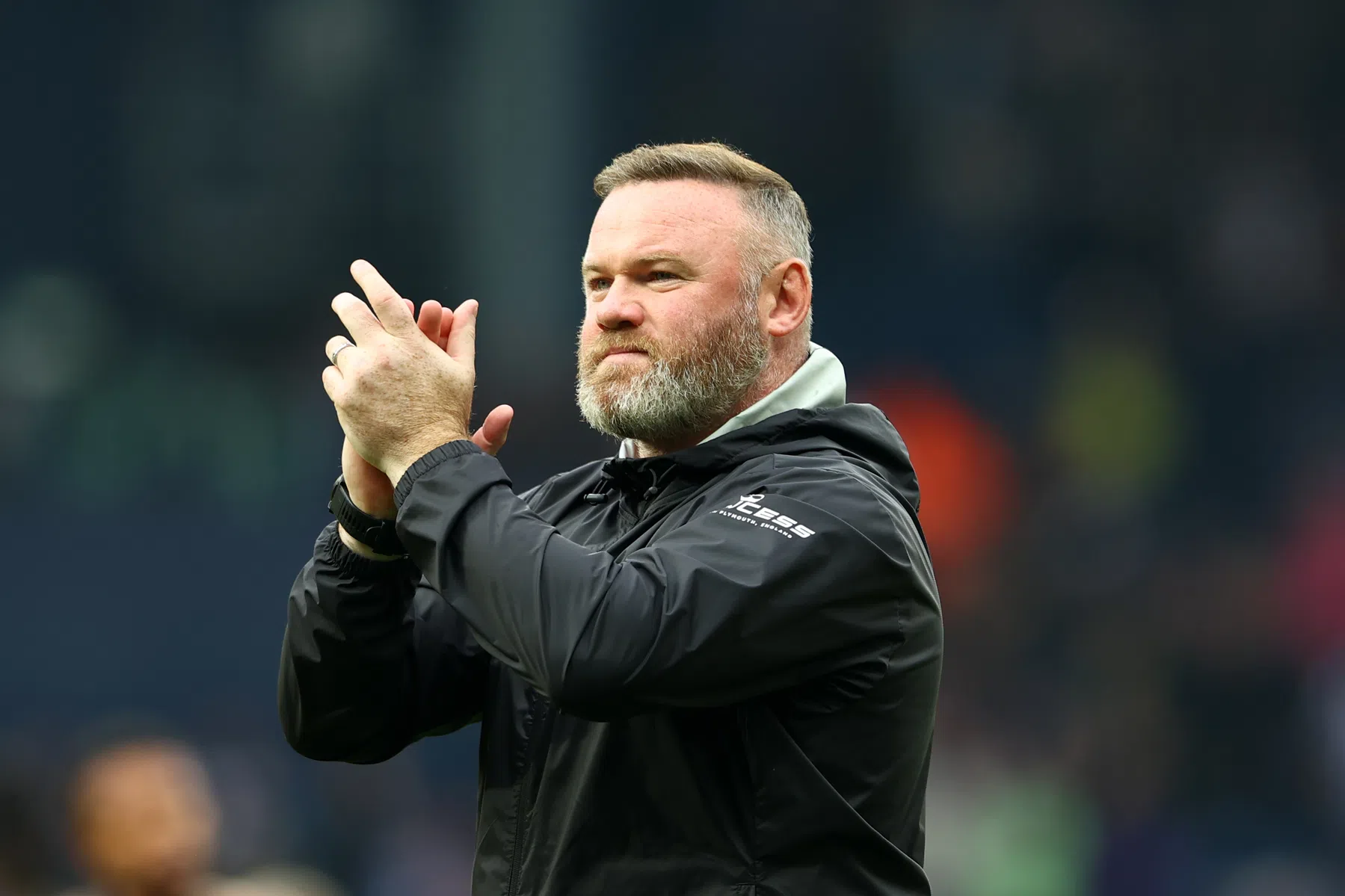 Rooney geschorst en beboet na wangedrag aan zijlijn