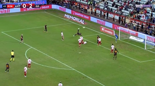 Absurde omhaal: Osimhen haalt met wereldgoal spotlights bij Icardi weg