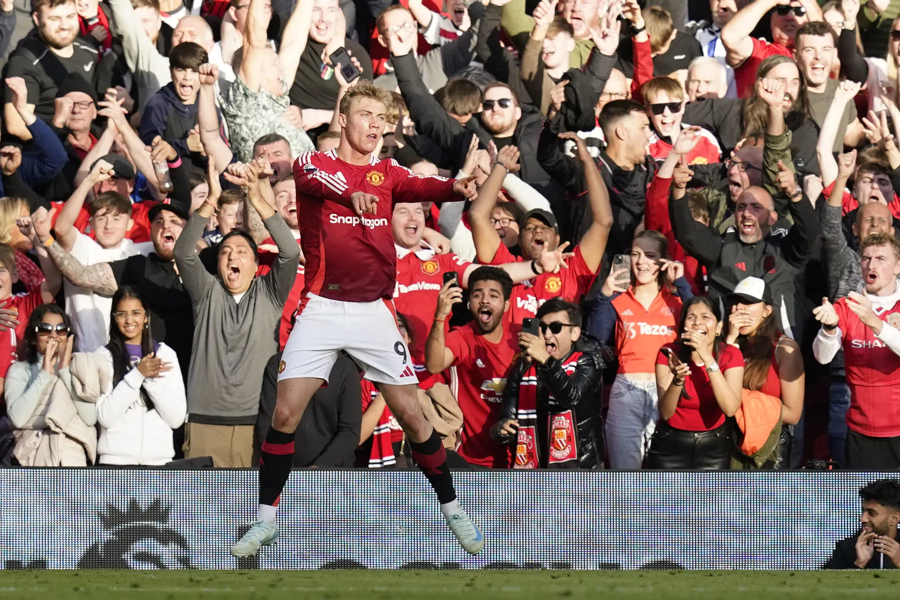 Matchwinner Højlund prijst zijn mentor Van Nistelrooij