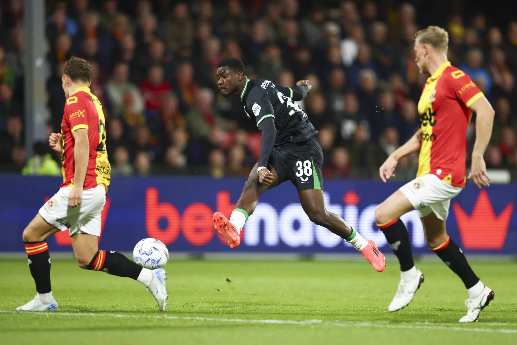 Osman toont zijn klasse met geweldige eerste goal voor Feyenoord