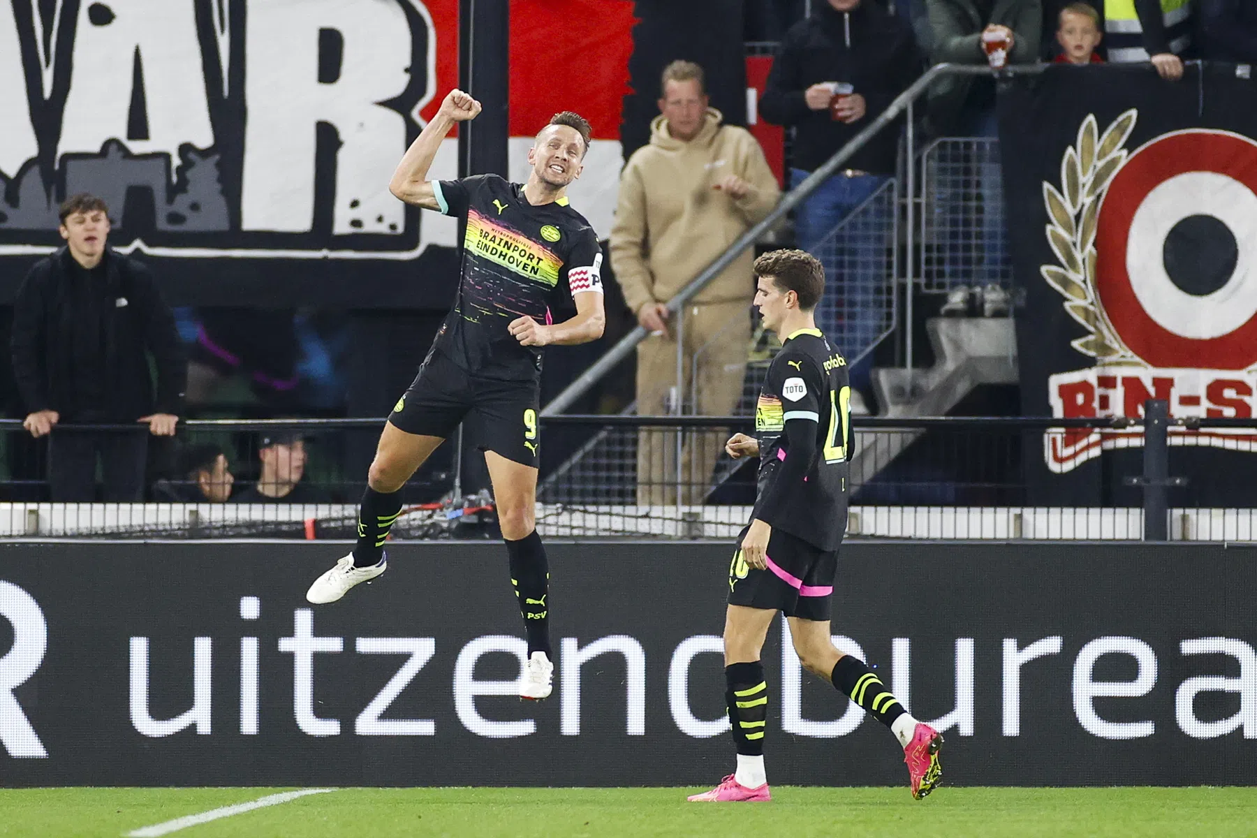 PSV blijft moeiteloos overeind tegen tiental AZ en kan zich richten op PSG