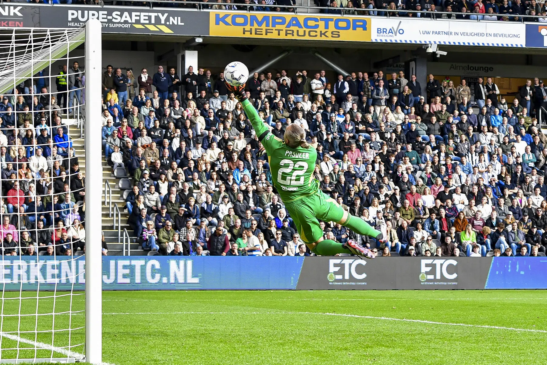 Wereldgoal bij Heracles – Ajax: Pasveer wordt geklopt vanaf de middenlijn