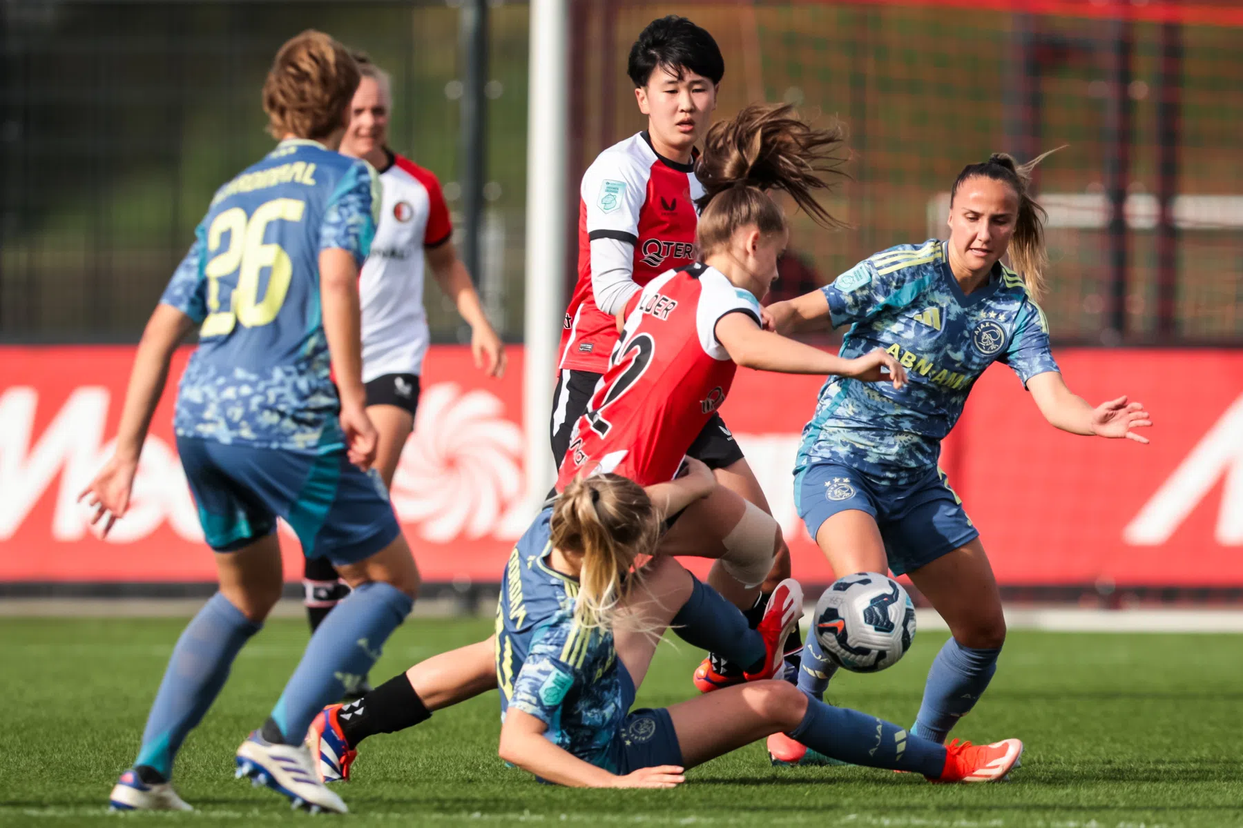 Ajax Vrouwen verspeelt koppositie in 'Klassieker' tegen Feyenoord  