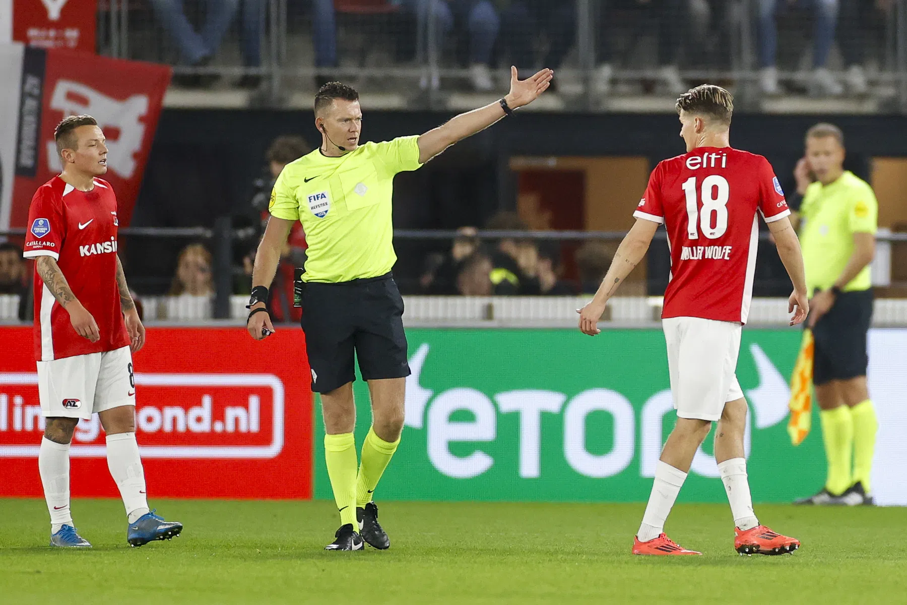 Møller Wolfe door het stof na vroege rode kaart tegen PSV