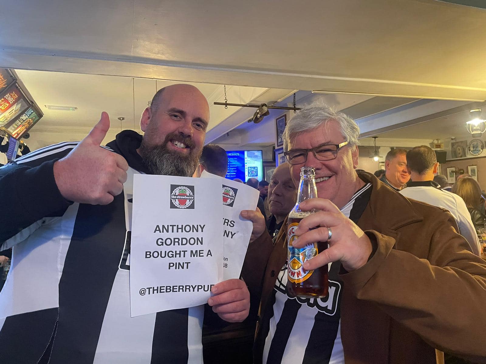 Newcastle-aanvaller Gordon bedankt supporters in legendarische pub