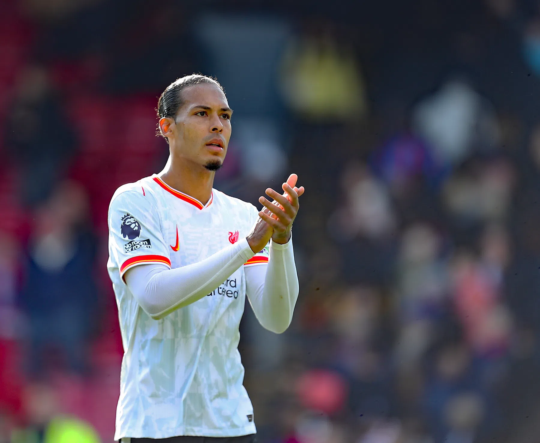 Van Dijk bevestigt contractonderhandelingen met Liverpool
