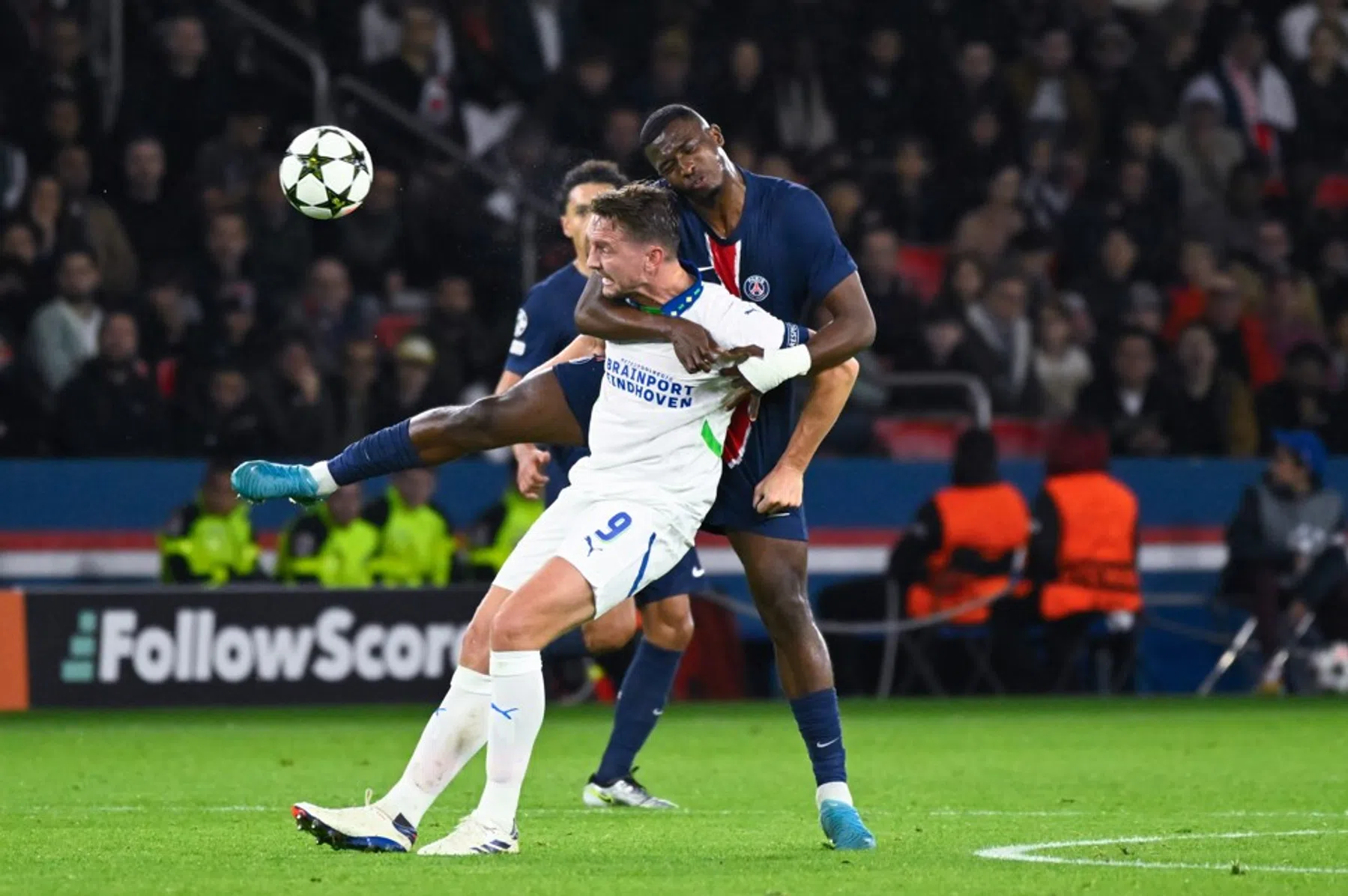 Knokkend PSV wankelt, maar blijft knap overeind bij PSG