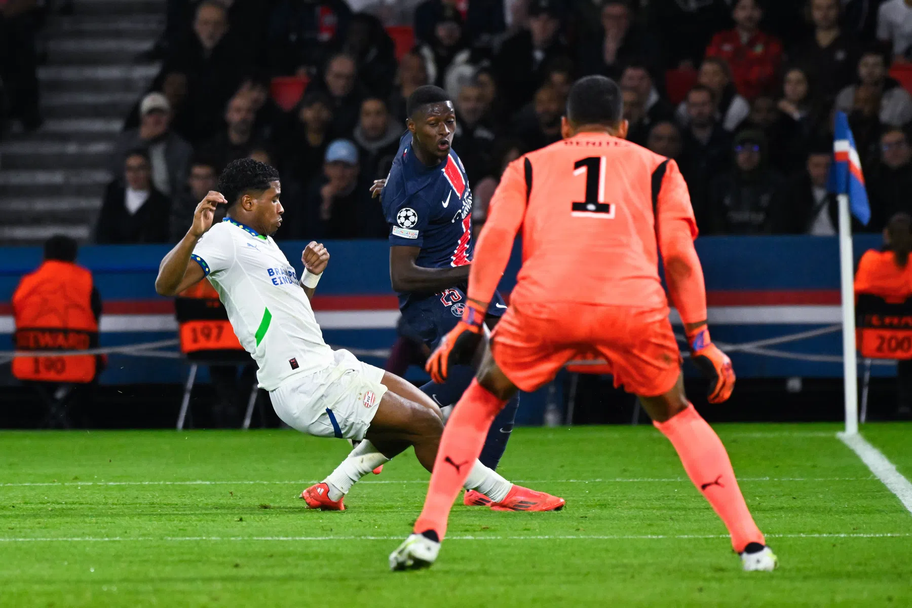 Van Basten ziet 'rots in de branding' Flamingo weer uitblinken bij PSV
