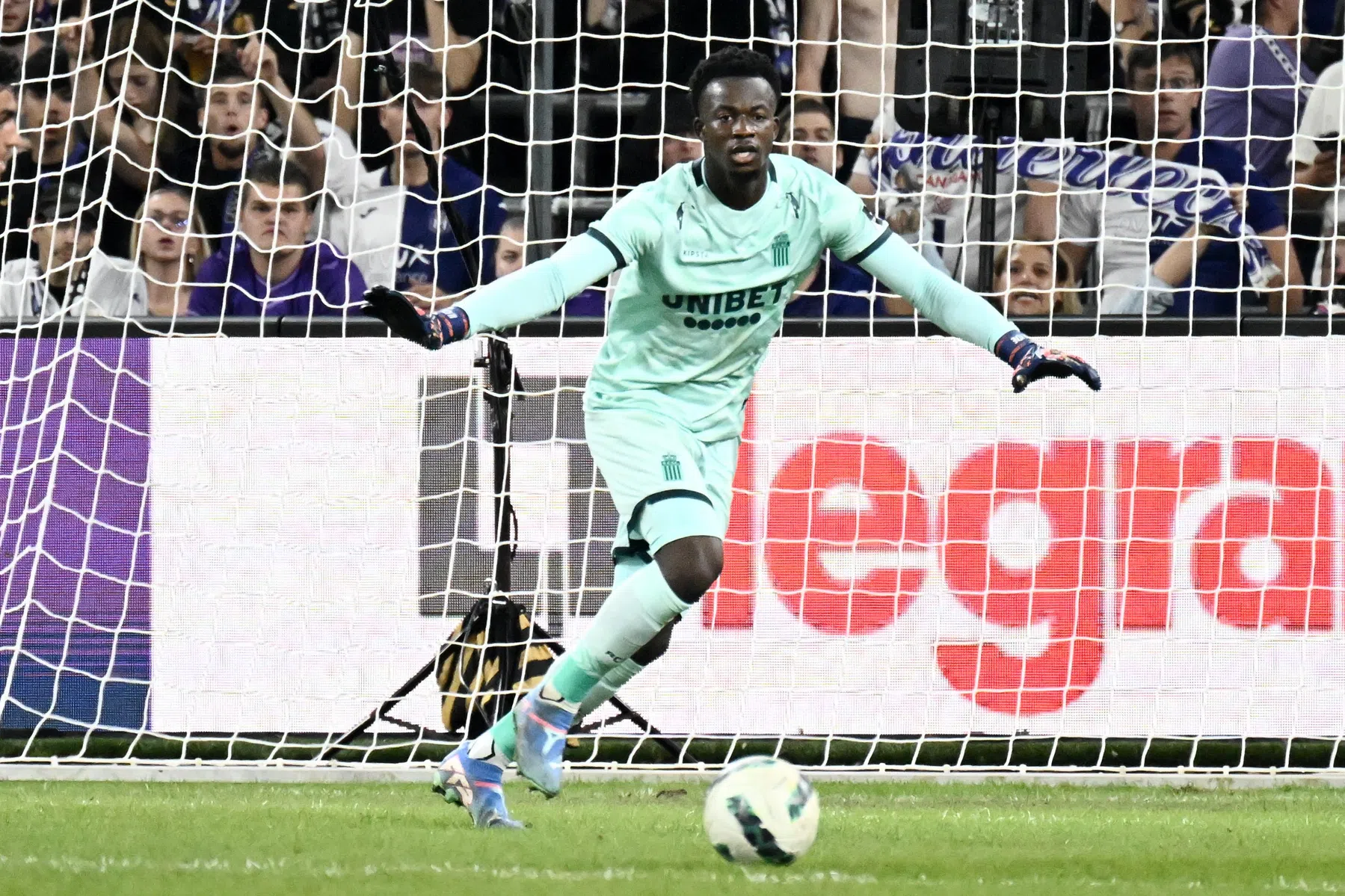 Heldhaftig optreden: keeper stopt penalty met gebroken hand