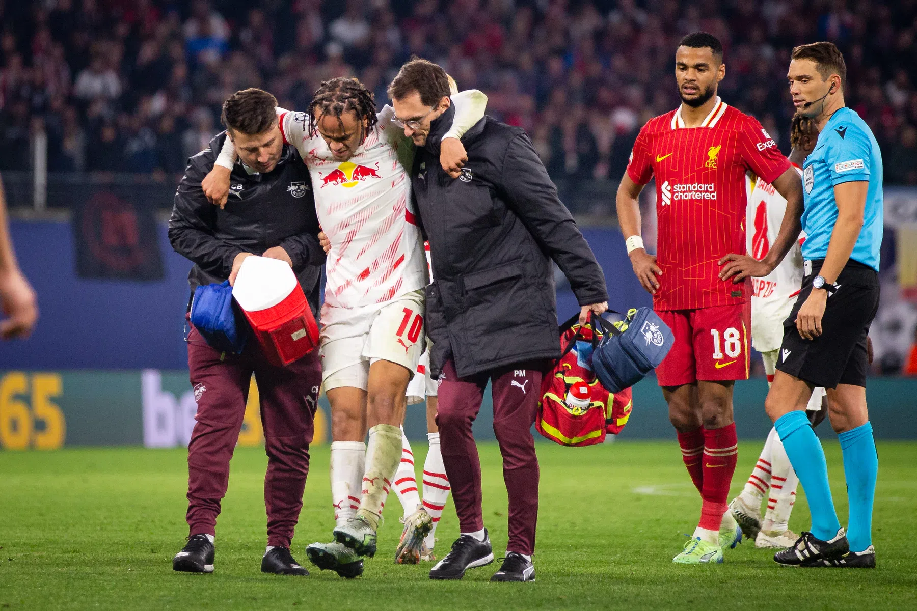 Zorgen bij Leipzig om blessure Simons: 'Hopelijk is het niet te ernstig' 