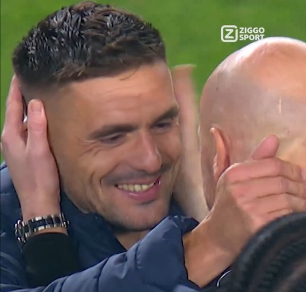 Ajax-bromance in Turkije: amicale Ten Hag en Tadic vliegen elkaar om de nek