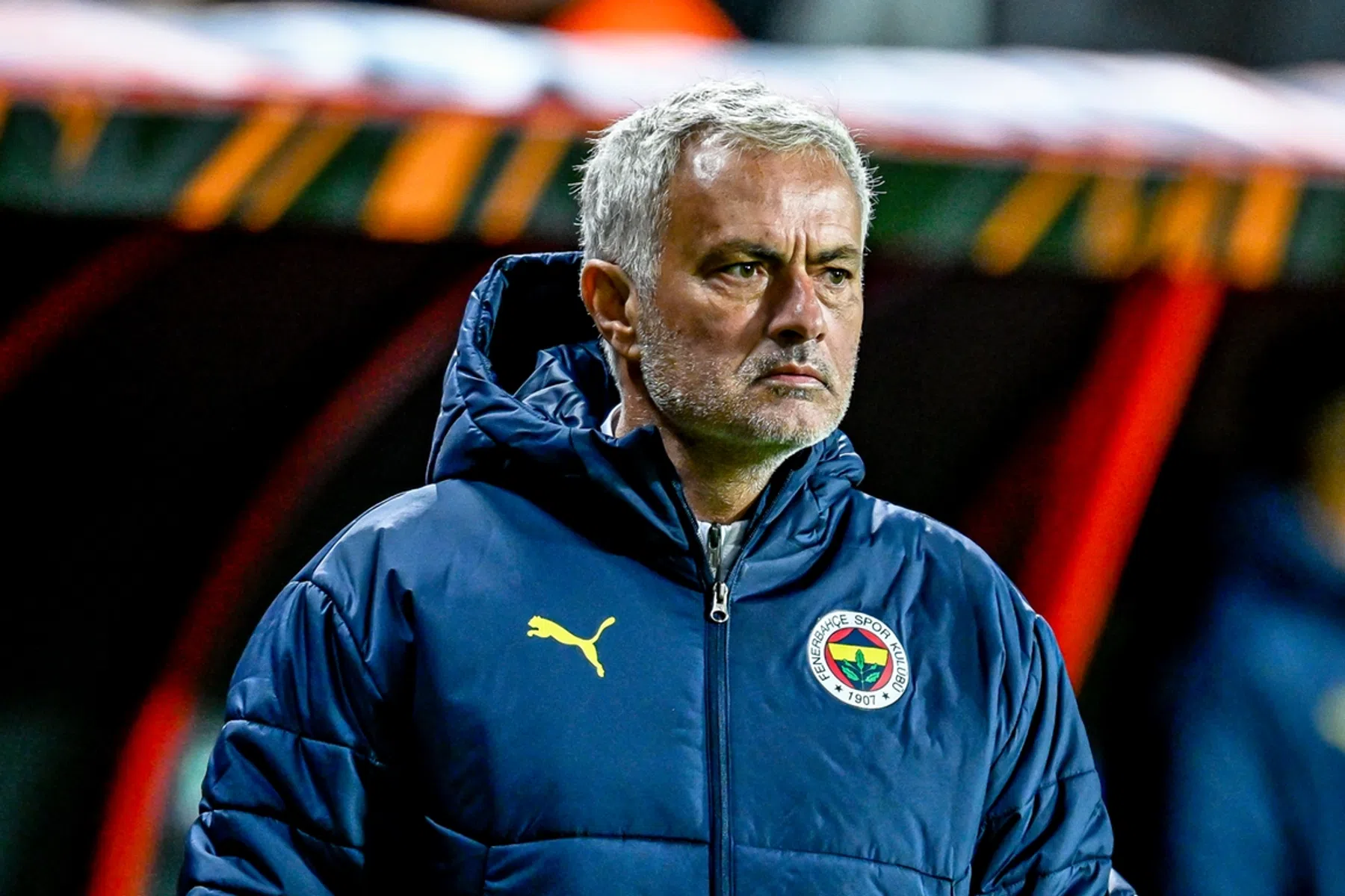 Mourinho kan niet sarcastischer zijn over scheidsrechter die hem rood gaf