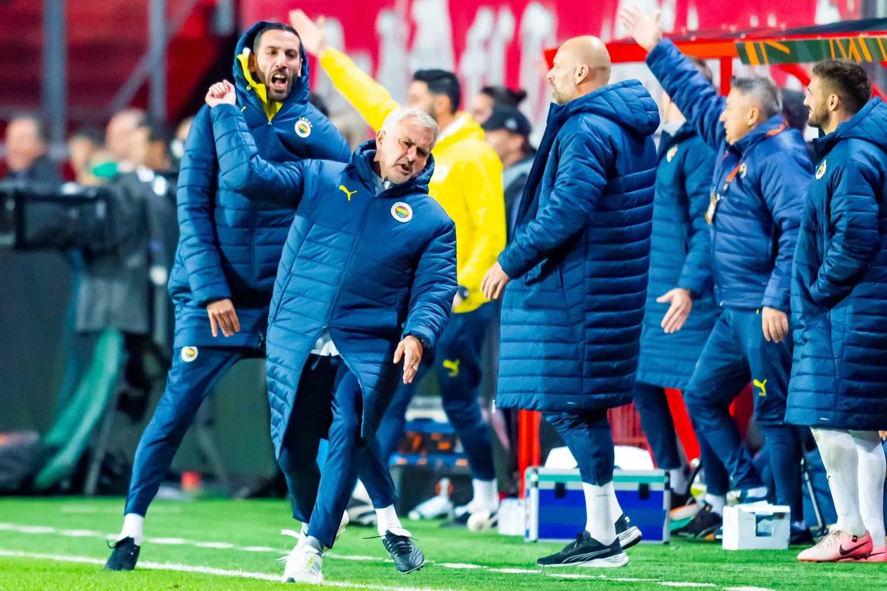 Mourinho in optima forma: sneer naar UEFA én tip van Amrabat