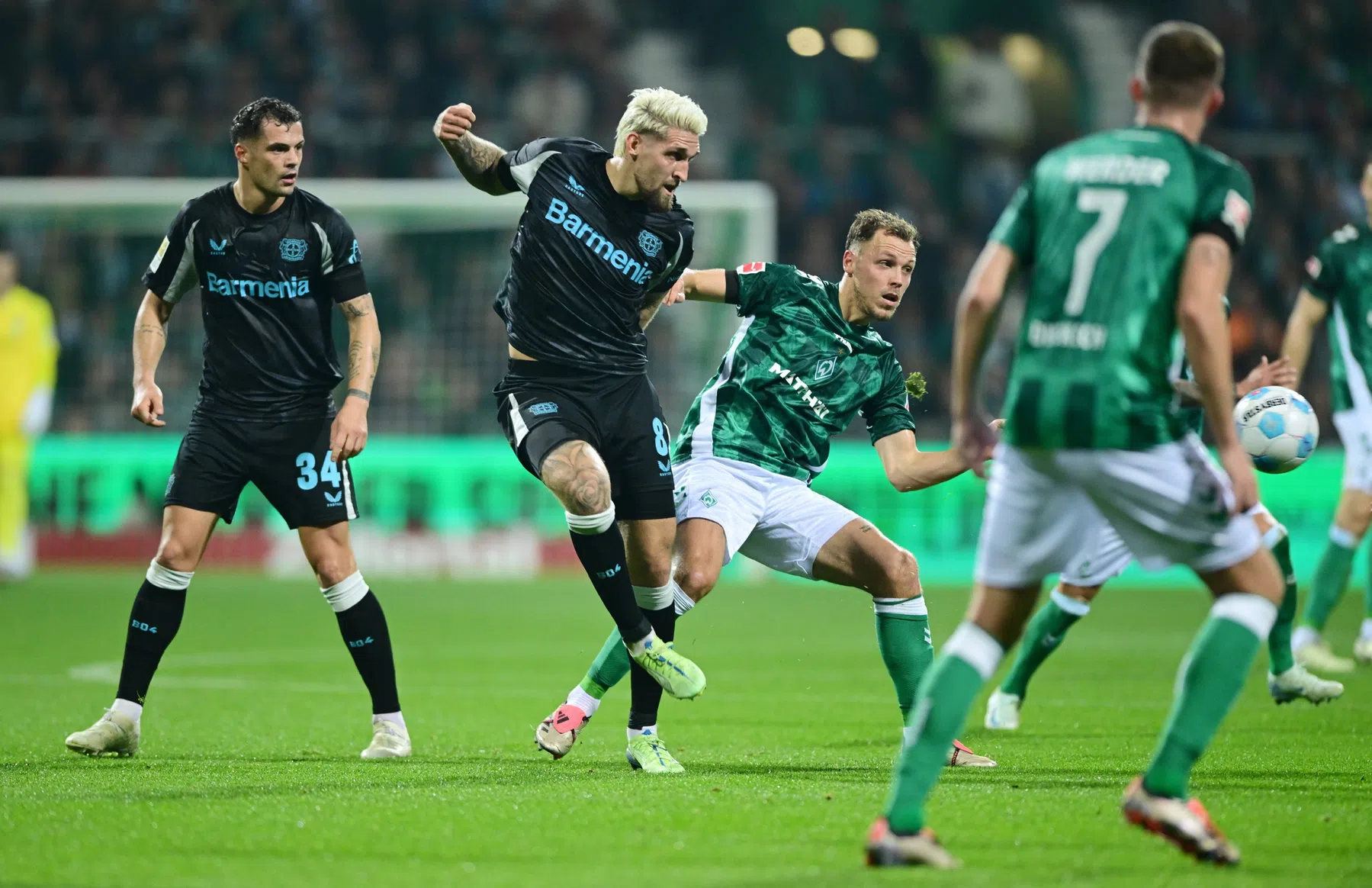 Leverkusen loopt ondanks assist Frimpong ook averij op in Bremen