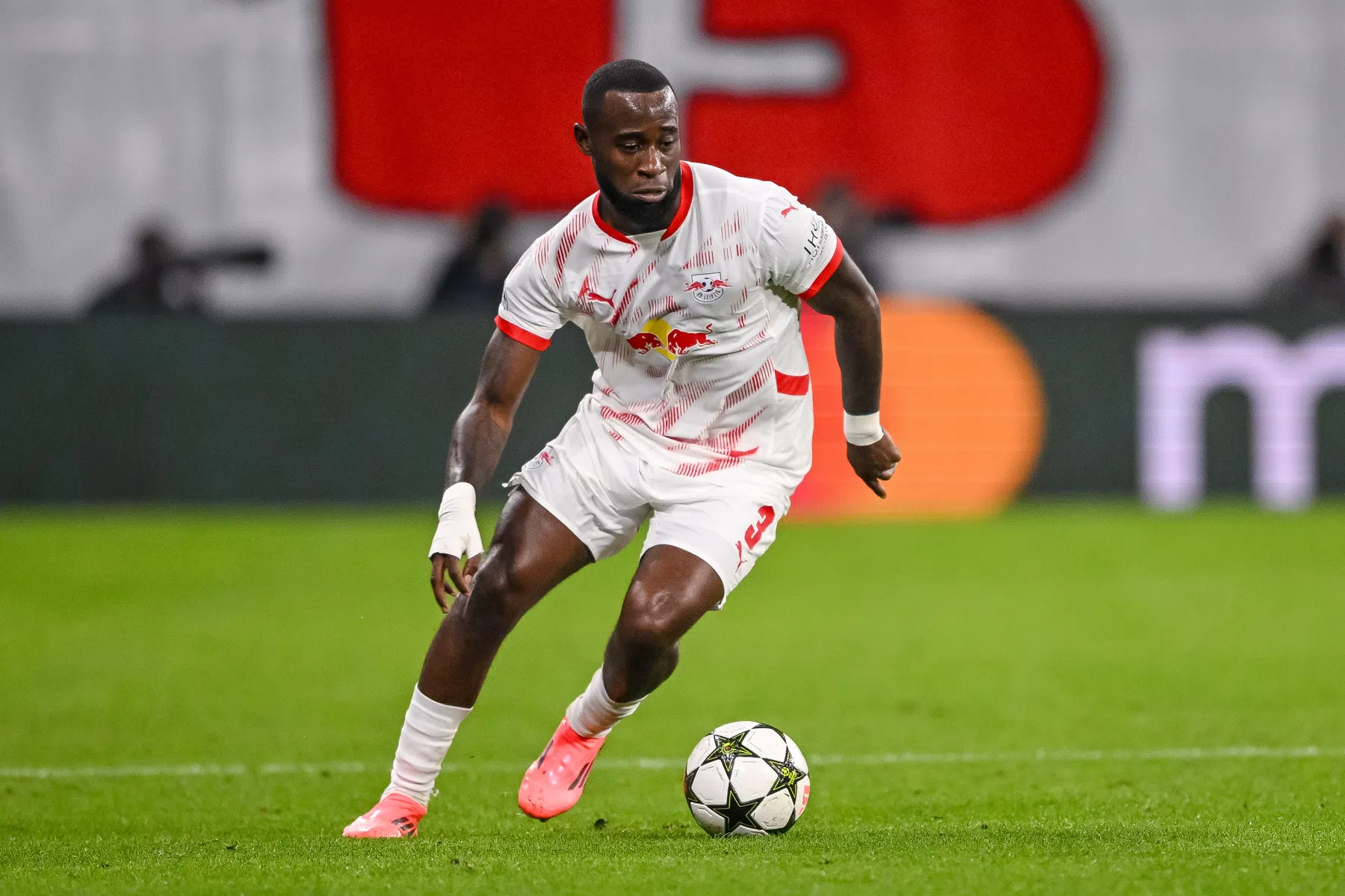Hoofdrol Geertruida bij winnend Leipzig, goal Malen helpt Dortmund niet