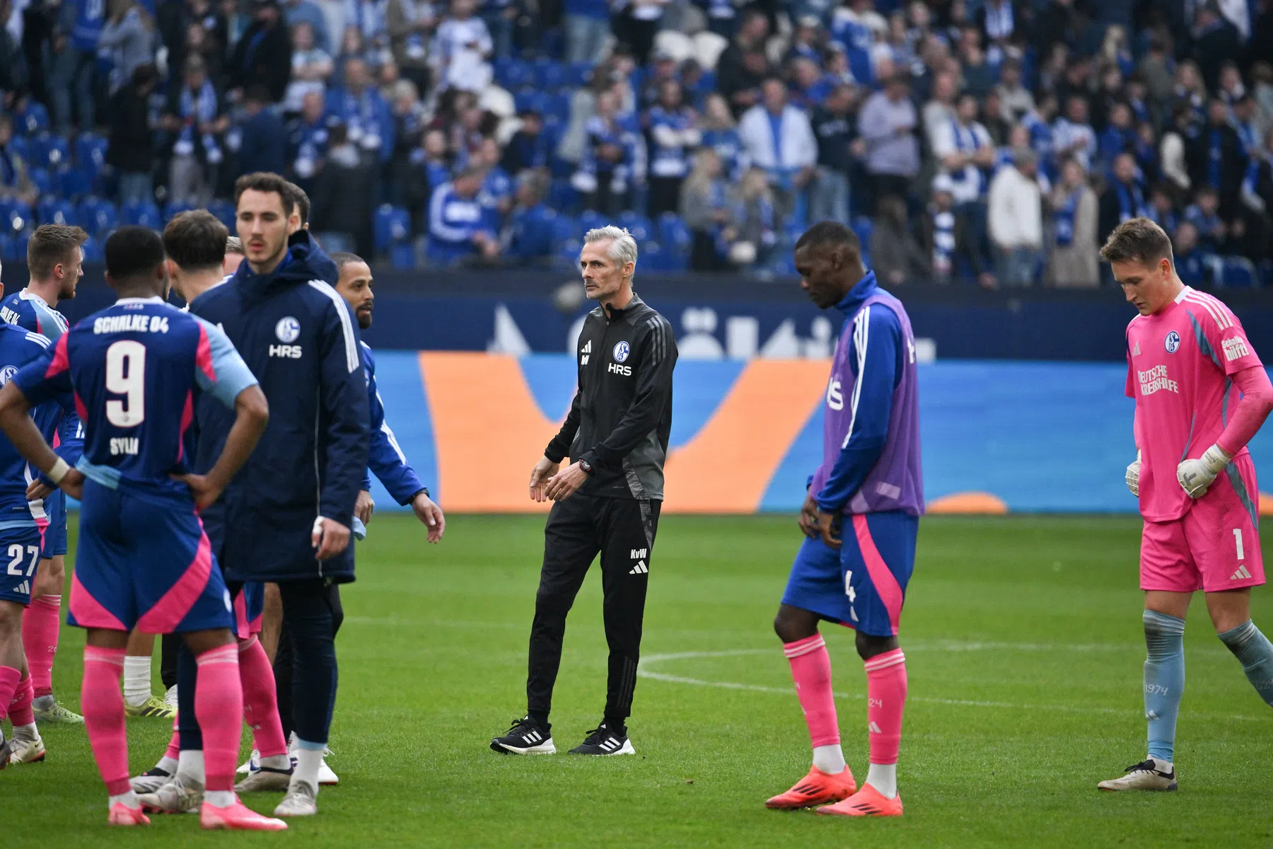 Van Wonderen doet na nieuwe dreun oproep aan morrende Schalke-fans