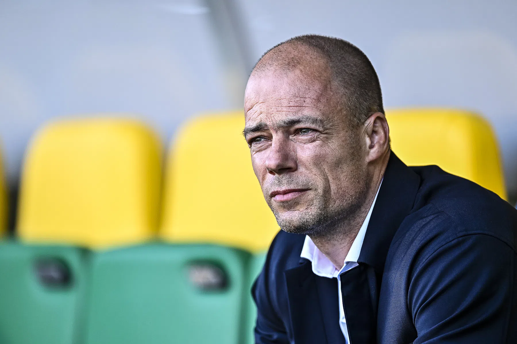 Buijs baalt van 'dramatisch' veld: 'Spelers glijden alle kanten op'