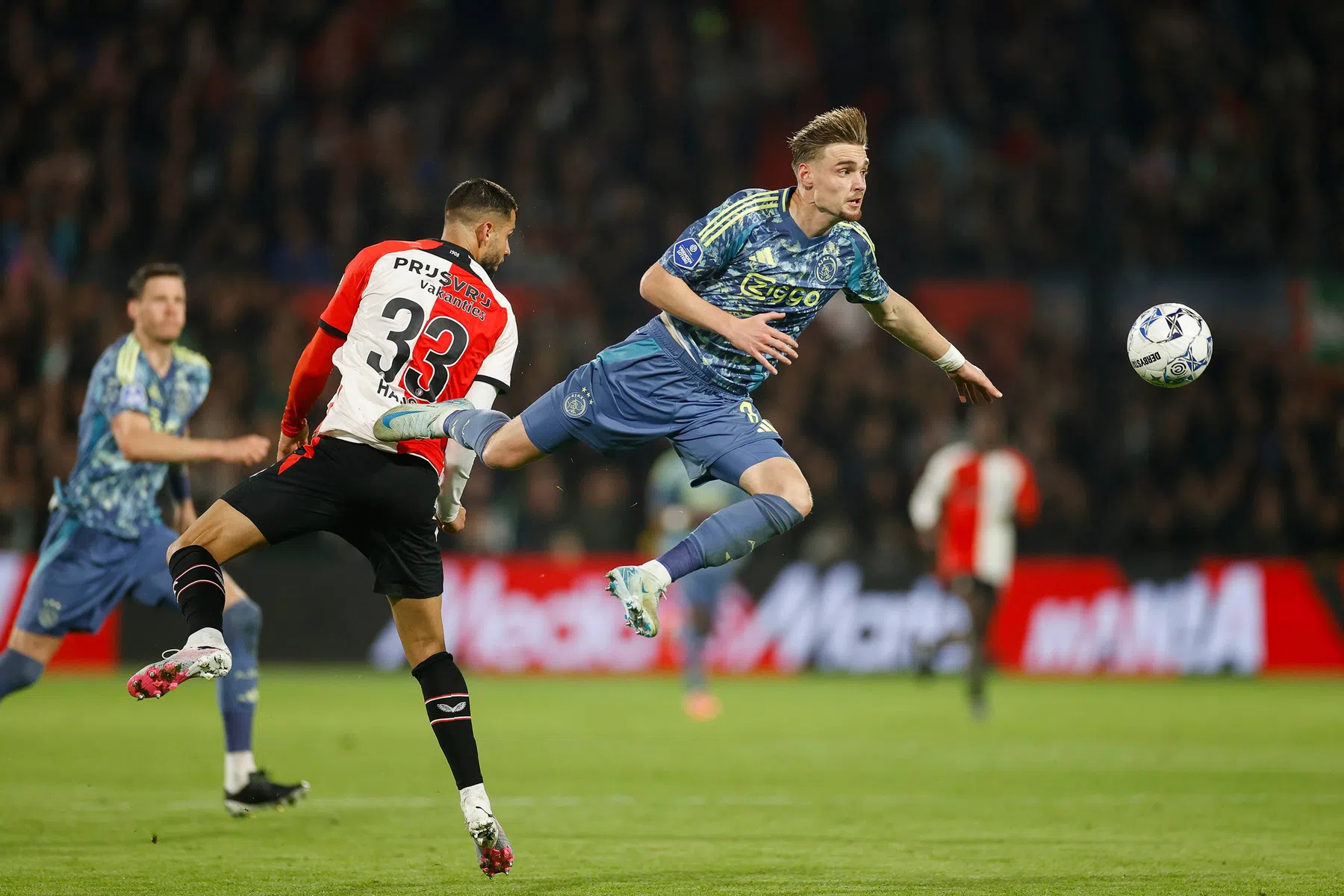 Ajax maakt einde aan beroerde reeks in toppers 