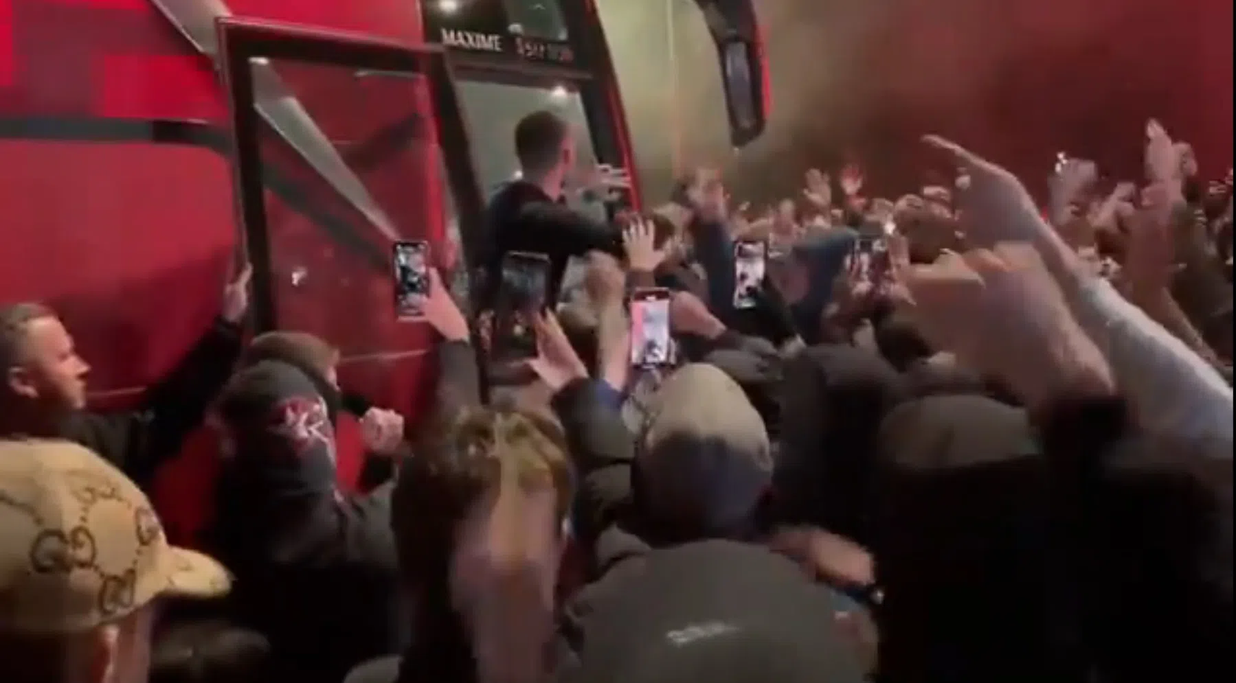 Spelersbus Ajax met vuurwerk onthaald, Farioli toegezongen