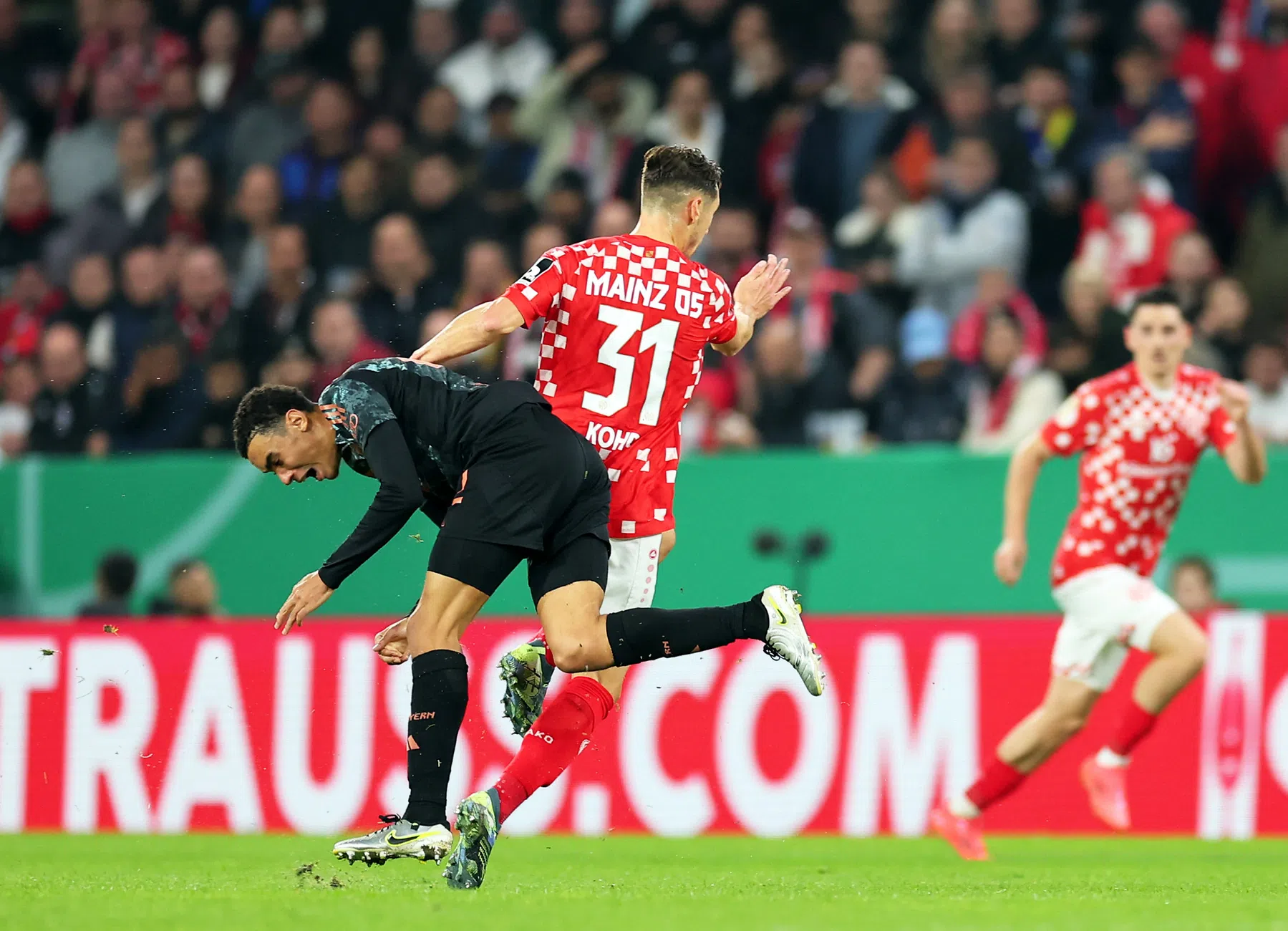 Mainz-verdediger niet te spreken over arbiter: 'Had een Bayern-shirt aan'