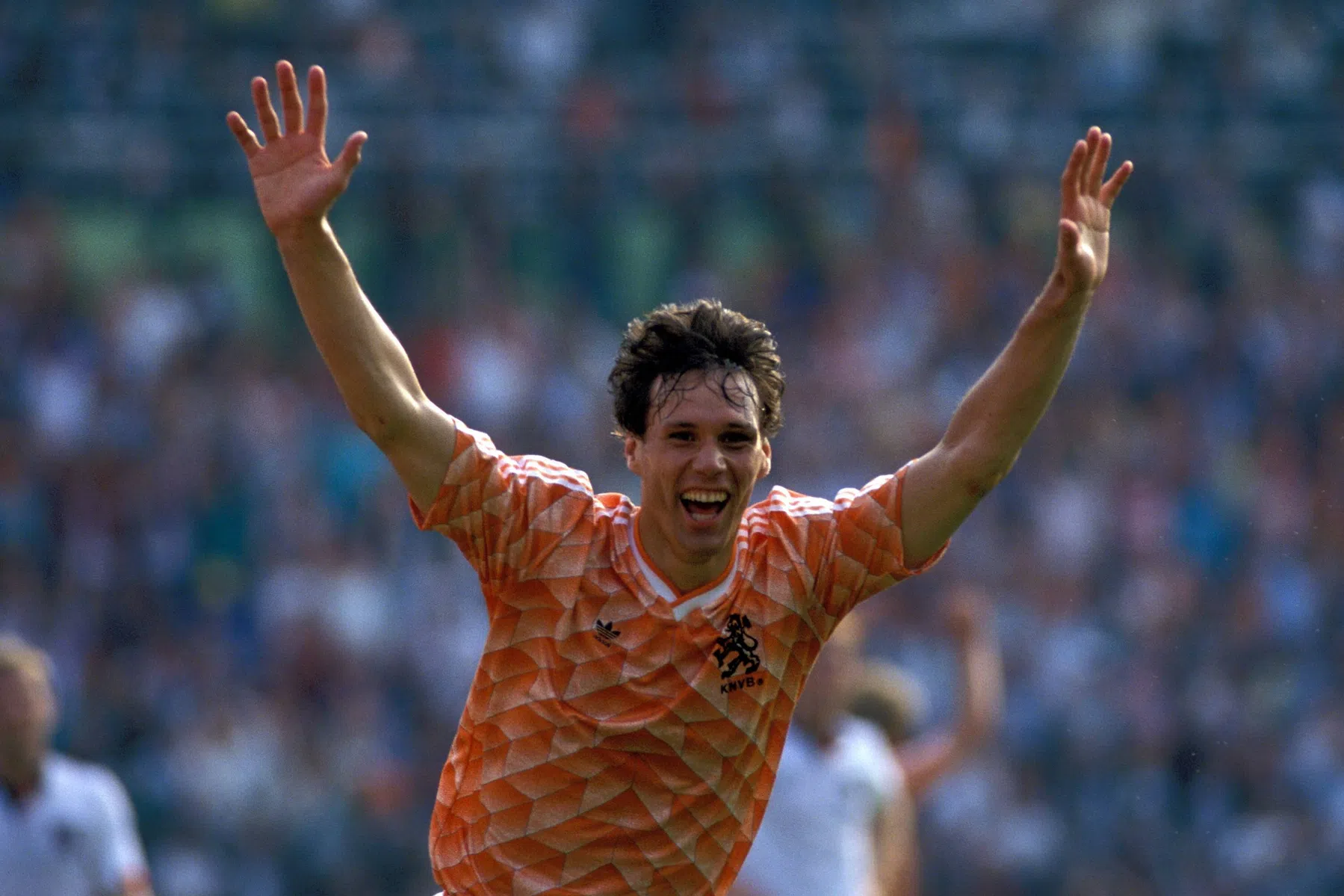 Ajax en KNVB feliciteren jarige Van Basten: 'Eindeloze inspiratie'