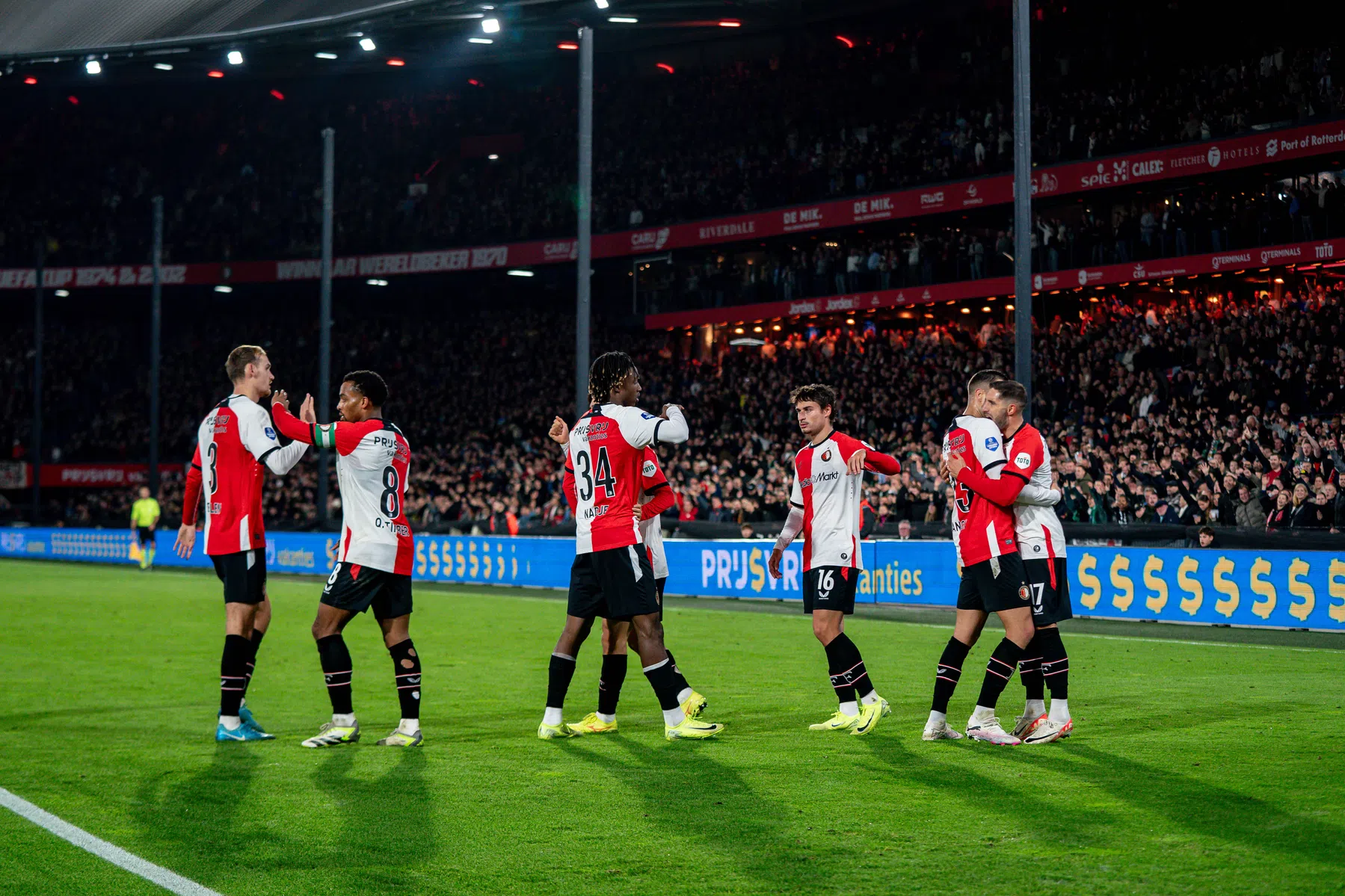 Feyenoord herpakt zich na verloren Klassieker en vergroot misère AZ