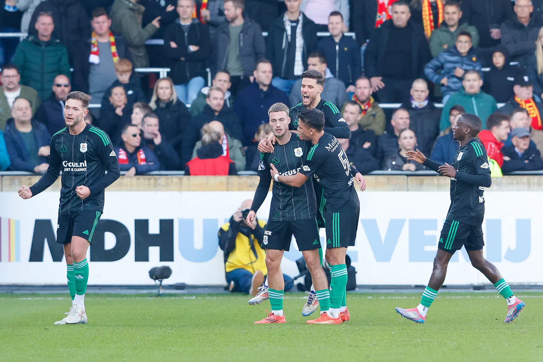 Van den Berg zet IJsselderby even opzij: 'Voetbal is voor iedereen'