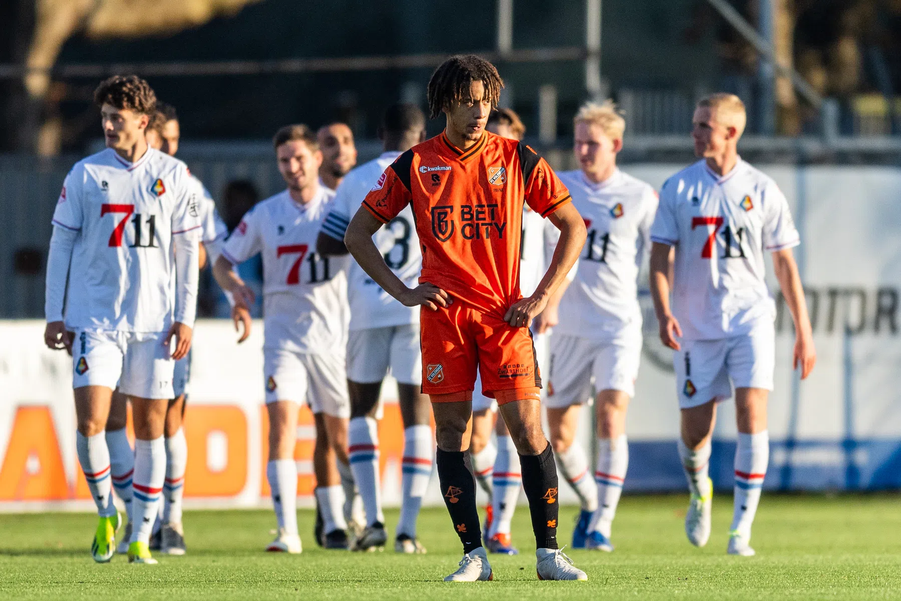 Volendam laat dure punten liggen in vermakelijke Vissersderby 