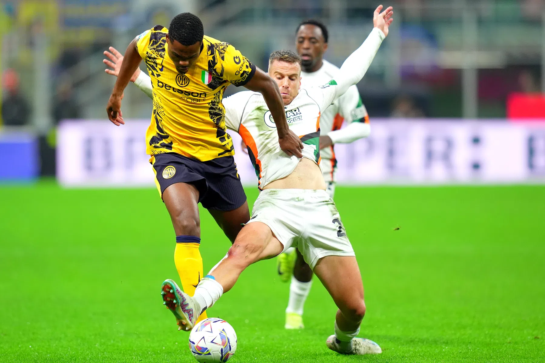 Inter ontsnapt en hijgt Napoli in de nek na bescheiden zege